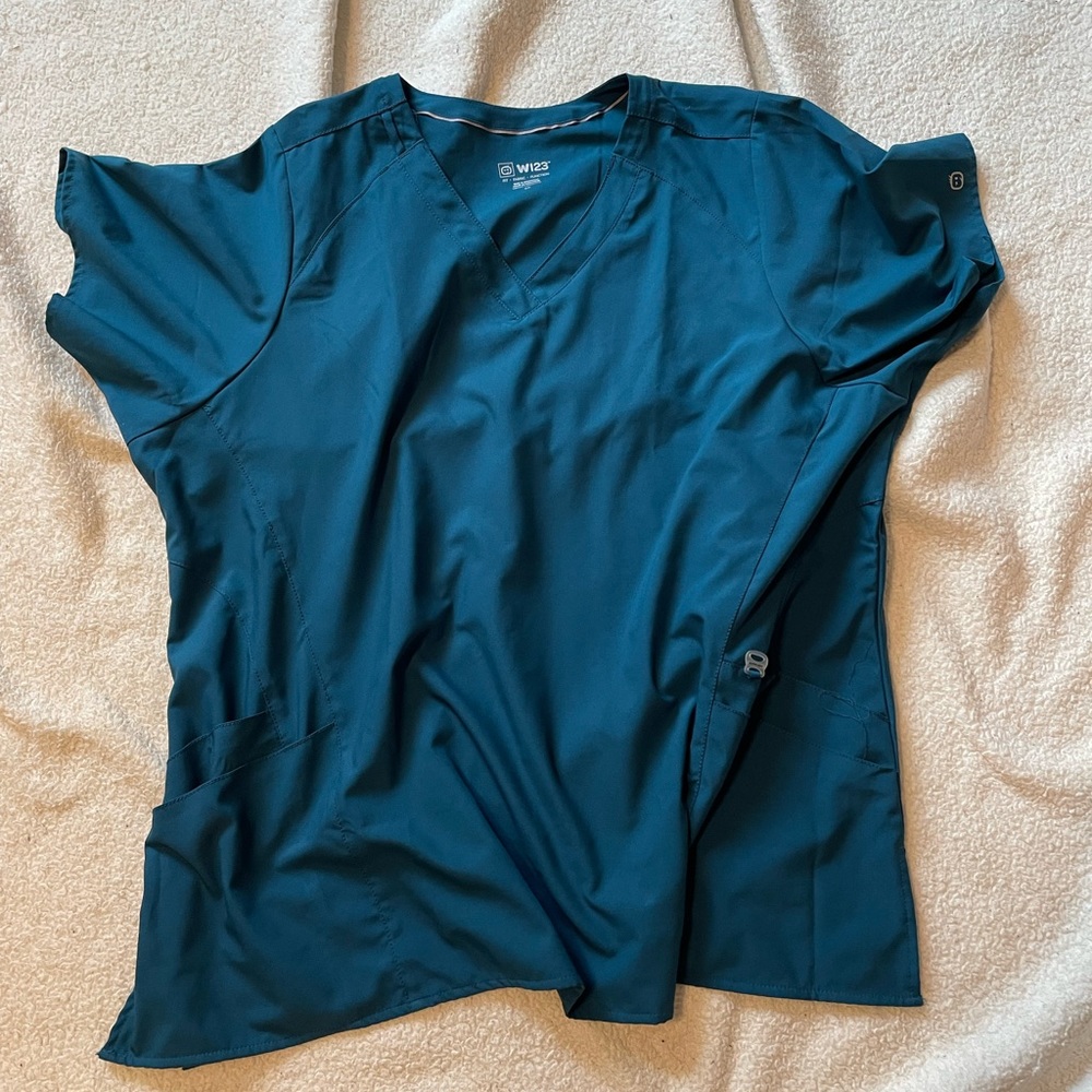 W 123 Scrub top 3x